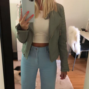 Jacka - Säljer en skinnjacka i storlek 36 (Färg grå). Använd ett fåtal gånger men har inte användning av den längre. Köptes på chiquelle. Säljs för 250 kr (priset kan diskuteras).