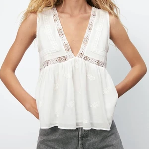 Zara blus - Säljer dne här toppen från zara som aldrig kommit till användning sjukt snygg och slutsåld tror jag😊❤️