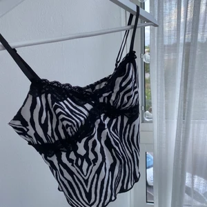 Zebra topp - snygg topp i zebra mönster!! Endast testad 