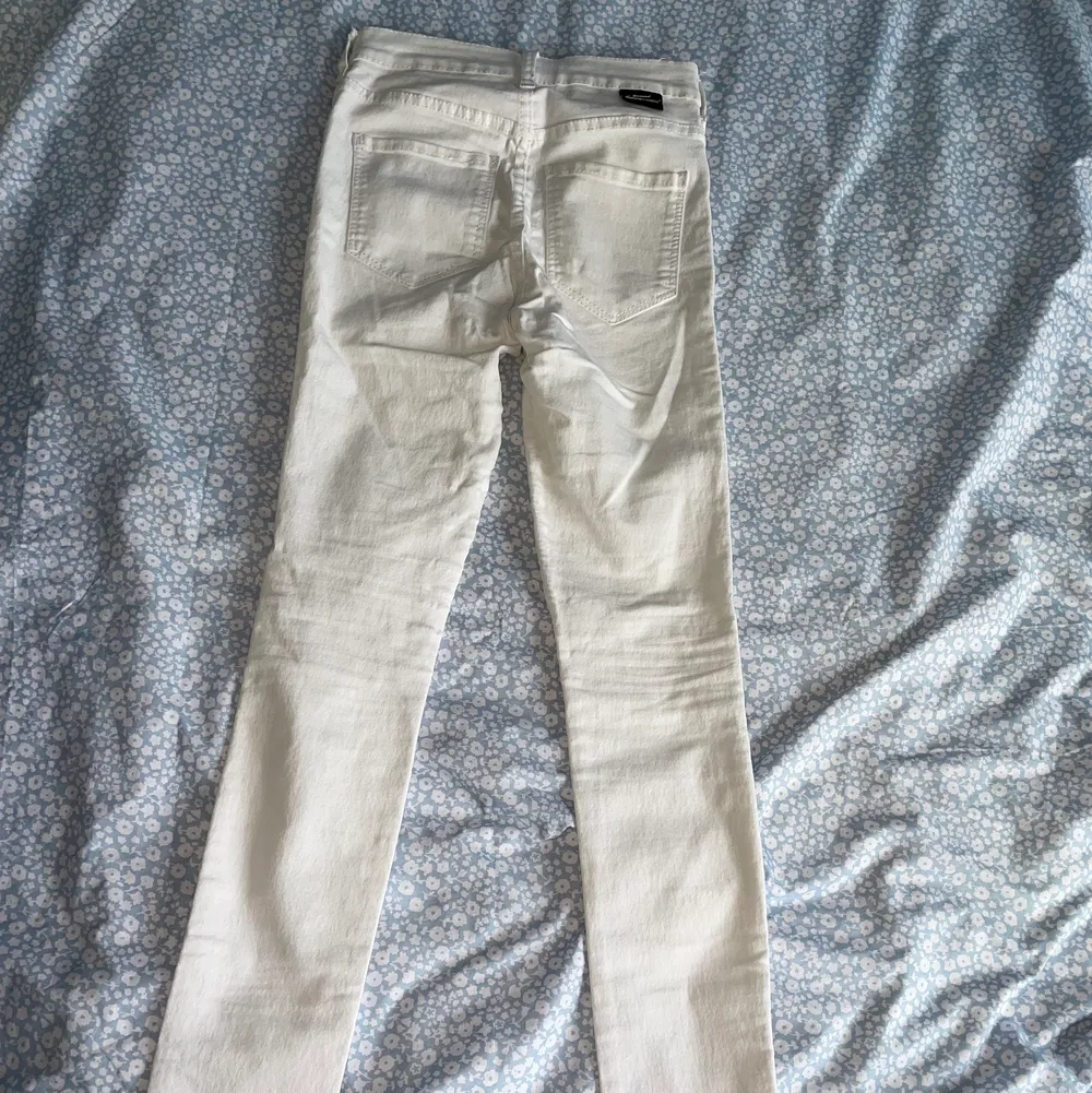 Vita Dr Denim högmidjade jeans i storlek XS, i fint skick. . Jeans & Byxor.
