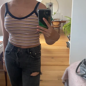 Monki Linne, storlek XXS - Ett gulligt linne från Monki, även fast stoleken är XXS smal så passar den bra ändå då den är så stretchig. 