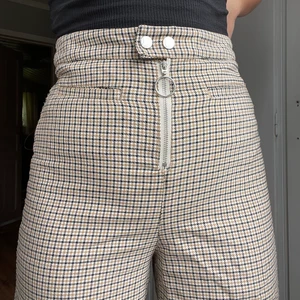 Rutiga byxor - Supersnygga byxor från Monki!  Storlek 36.  Ankellånga ( på mig som är 163cm). Använda, men i bra skick!  Köparen står för frakt. Kan även kanske mötas upp i Stockholm eller Dalarna.