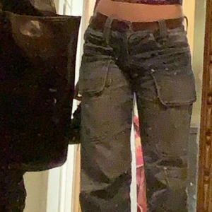 Jätte snygga byxor med fickor på  - Byxorna är lågmidjade och har fyra fickor på framsidan. Dom är i storlek S, jag som är 165 cm passar bra i dom har lite pösig passform lite utsvängda är dom också. Säljer pågrund av att de inte riktigt är min stil längre 