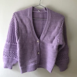 Stickad kofta - Så söt stickad kofta som inte kommit till användning! I modellen är den något kort i ärmarna! Frakt på 66 kr tillkommer💗