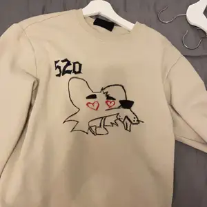 Sjukt cool egendesignad tröjja! Mysig och mjuk ej använd vill se om någon skulle va intresserad av att köpa något unikt som ingen annan har. 