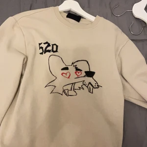 Collegetröja - Sjukt cool egendesignad tröjja! Mysig och mjuk ej använd vill se om någon skulle va intresserad av att köpa något unikt som ingen annan har. 