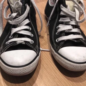 Ett par svarta Converse i storleken 37,5 - Säljer ett par svarta Converse i storleken 37,5! Skorna är i ett ganska bra skick, har haft dom i drygt ett år. Säljer dom pågrund av att dom inte kommer till användning längre. Köparen står för frakten. Pris kan diskuteras. ☺️