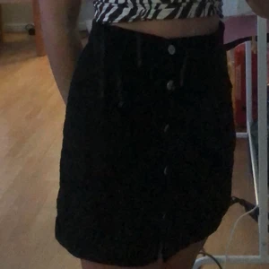 söt svart kjol  🖤 - en söt kjol som passar till typ allt, den är ribbad och har bältesfickor🖤