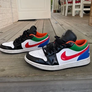 Jordan 1 low❣️ - Köpta på Zalando där dom är slutsålda. Har de defekter som syns på bild, alltså små slitningar vid sko-öppningen och de färgningar som syns. Annars välbehållna. Storlek 40 men passar mig som har 38-39 också! Utgångspris 400 , skriv vid bud och övriga frågor eller fler bilder:) köpare står för frakt 😃 passar både tjej och killar! 
