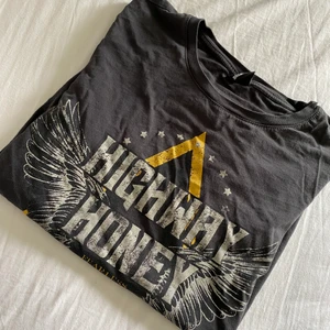 T-shirt - Säljer denna t-shirt från gina i storlek M, bra skick! Köparen står för frakten 💕