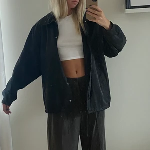 Weekday jacka - Oversized jacka från Weekday i strl L med tryck baktill. Frakt tillkommer 💞