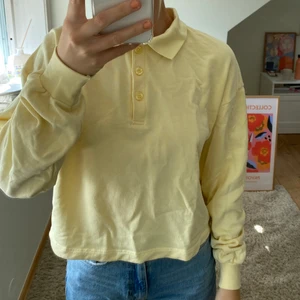 Ljusgul tröja med krage - Ljusgul tröja med krage. Som ny, använd fåtal gånger.