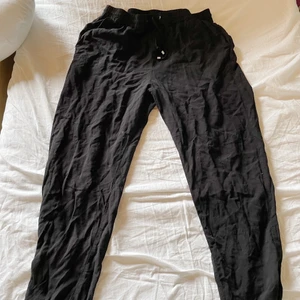 Svarta byxor  - Extremt bekväma Byxor från Lindex i storlek M! Passar även S. Aldrig använd bara testad🤎 stryks innan jag skickar. Frakt tillkommer! 