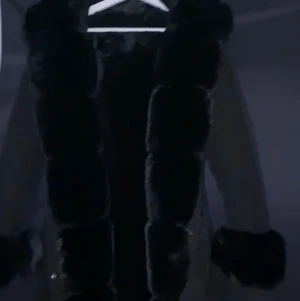 Jacka S men passar i xs  - Helt ny jacka viner jätte varm skön och aldrig använd 