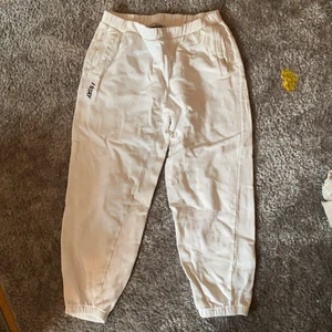 Vita mjukisbyxor - Vita mjukisar från stay i storlek L. Jag kan mötas upp i Eskilstuna annars står köparen för frakten 🌟❤️