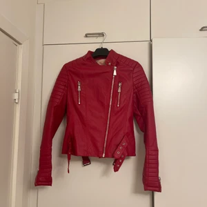 Röd skinnjacka  - Röd skinnjacka i storlek 38, passar mig som oftast har 36. Använd en gång. 150kr + frakt.