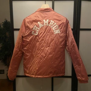 Champion coach jacka Strl WL - Säljer min fina Champion coach jacka då den är lite liten på mig. (Köpt på SNS utförsäljning) strl WL (Large för Kvinnor)