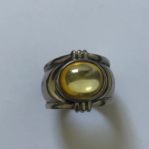 Ring med gul sten - Fin ring i stl m-l. 