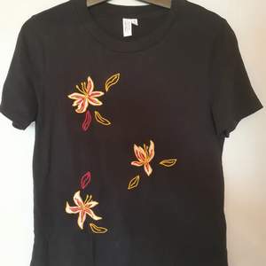 T-shirt som piffar till vilken bas outfit som helst med de fina broderade blommorna 😊 Hel och fläckfri, storleksenlig S.