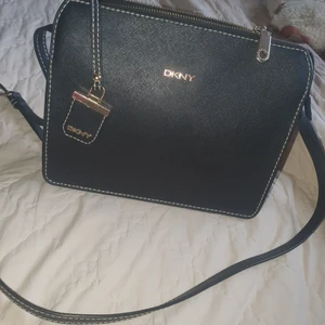 DKNY väska - DkNY väska bra skick 