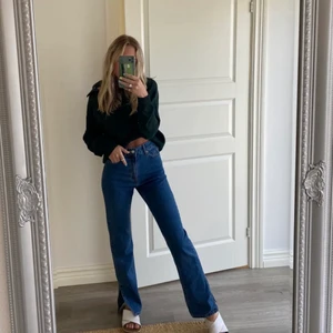 Jeans💙 - Ska sälja mina helt oanvända jeans ifrån H&m i en SUPERSNYGG blåfärg och med slit där nere🤩 dem har aldrig bara kommit till använding och lappen finns kvar💙 Dem är slutsålda i alla storlekar förutom 40 och uppåt. Dessa är i en strl 32 men skulle säga en 34 också❤️ direktköp: 300 + frakt eller budgivning från 200kr🥰