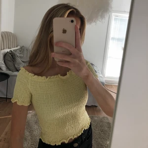 Gul topp - Jätte fin topp från Nelly, nästan helt oanvänd. Stl xs, 100kr eller kom med högsta bud. Frakt tillkommer.