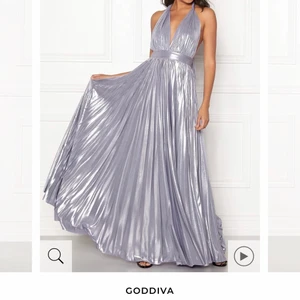 Balklänning  - Säljer nu min lila (Lavender) balklänning från GODDIVA i storlek S (UK10). Den är endast använd 1 gång, alltså är den i nyskick. Jag är 1,63cm och sitter perfekt på mig längdmässigt med klackar på! Buda från 300 kr! 💕💖❤️🥰