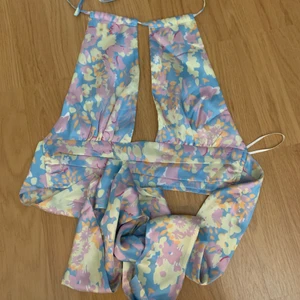 Halterneck topp - Jättesöt halterneck topp köpt här på plick men kommer tyvärr inte till användning, jättefin till ett par jeans🤍 80kr + frakt