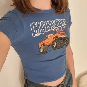 Blå T-shirt  - En cool T-shirt som jag köpt här på plick men den var för liten. Priset kan förhandlas. Du står för frakten 📦💕