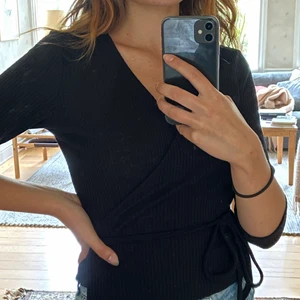 Svart knyt tröja - Väldigt smickrande och fin ! 