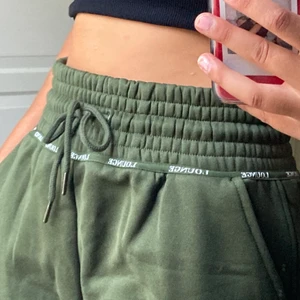 Lounge mjukisbyxor - Säljer dessa high waisted scrunchie joggers i mörkgrönt, köpt från Loungewear men tyvärr i fel färg:/ Superbra kvalite och material✨ ord: ~600kr. Skriv om du är intresserad och vill se mer!