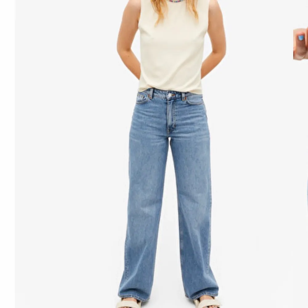 Snygga Yoko jeans från monki! Har klippt av dem där nere men dem sitter bra på mig i längden och jag är 170 (för mer bilder skriv privat)🥰köpte för 400 men säljer för 150 + frakt. Jeans & Byxor.