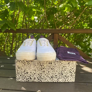 Eytys  - Ett par Eytys i modellen Mother Canvas! Jättefint skick och endast använda ett par gånger. Lite smutsiga sulor men självklart tvättar jag dom innan de skickas! Medföljer även dustbag och ett par lila skosnören. Exkl frakt💕 nypris 1099 (kan tänka mig att diskutera priset vid intresse)