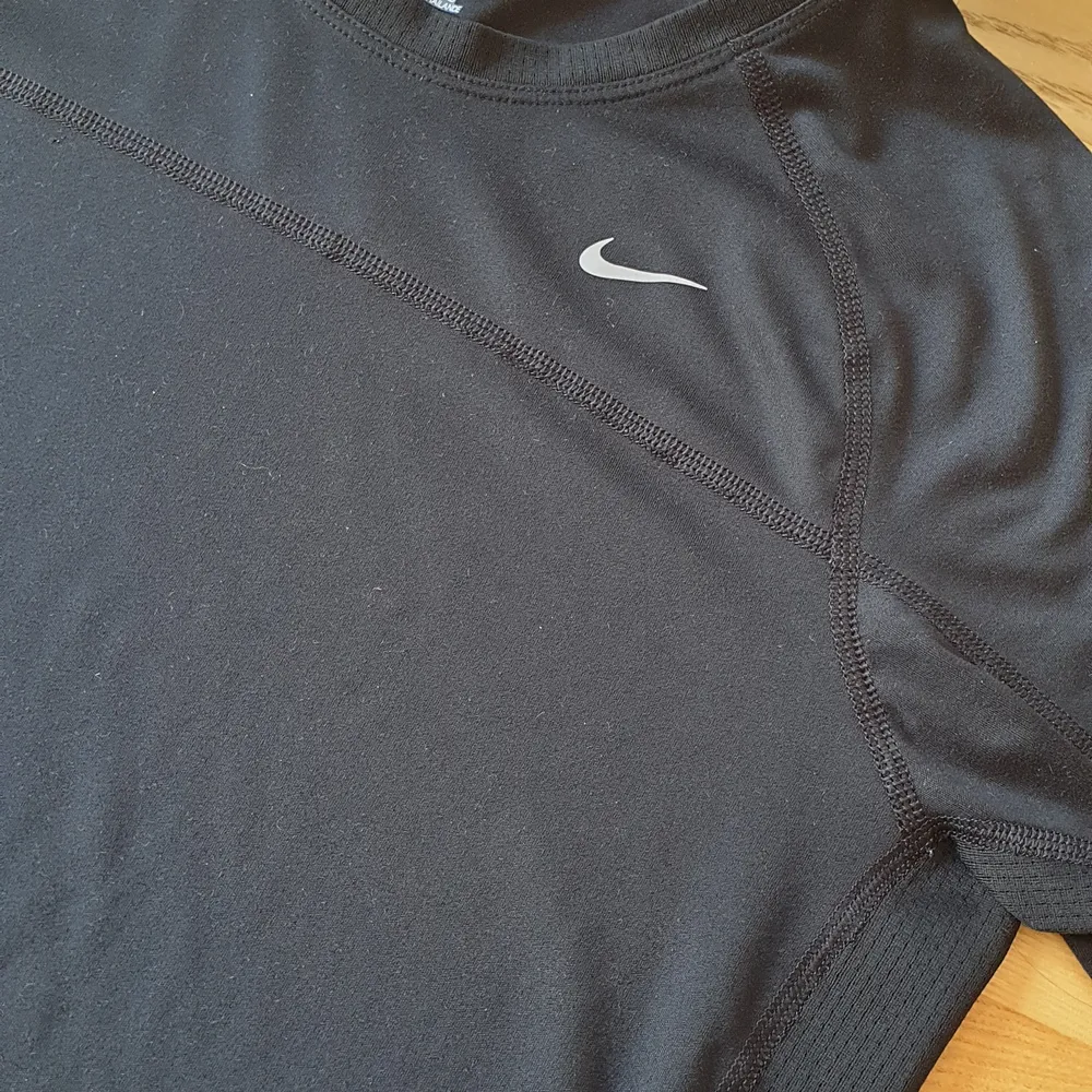 Svart Nike running T-shirt dry-fit Kom aldrig till användning så är endast provat och tvättat köparen betalar frakt! . T-shirts.