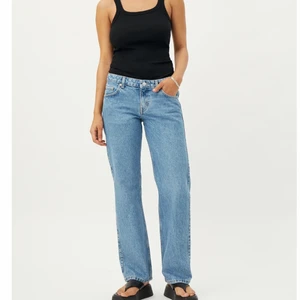 Lågmidjade jeans weekday - Säljer mina oanvända weekday jeans ”arrow”. Köpta för 500kr. Fler bilder läggs in i annonsen snart. Frakt 66kr