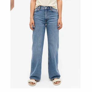Yoko mid blue jeans! - Yoko mid blue jeans från monki! Knappt använda!🤍 Storlek 27! Nypris: 400kr. Sista bilden är min!