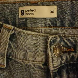 Jeans från Gina Tricot "90s slit jeans"  - Straight leg med slits nertill, i mkt fint skick. Strl 36. Tjejen som haft dom är ca 160 lång. Skickas mot frakt