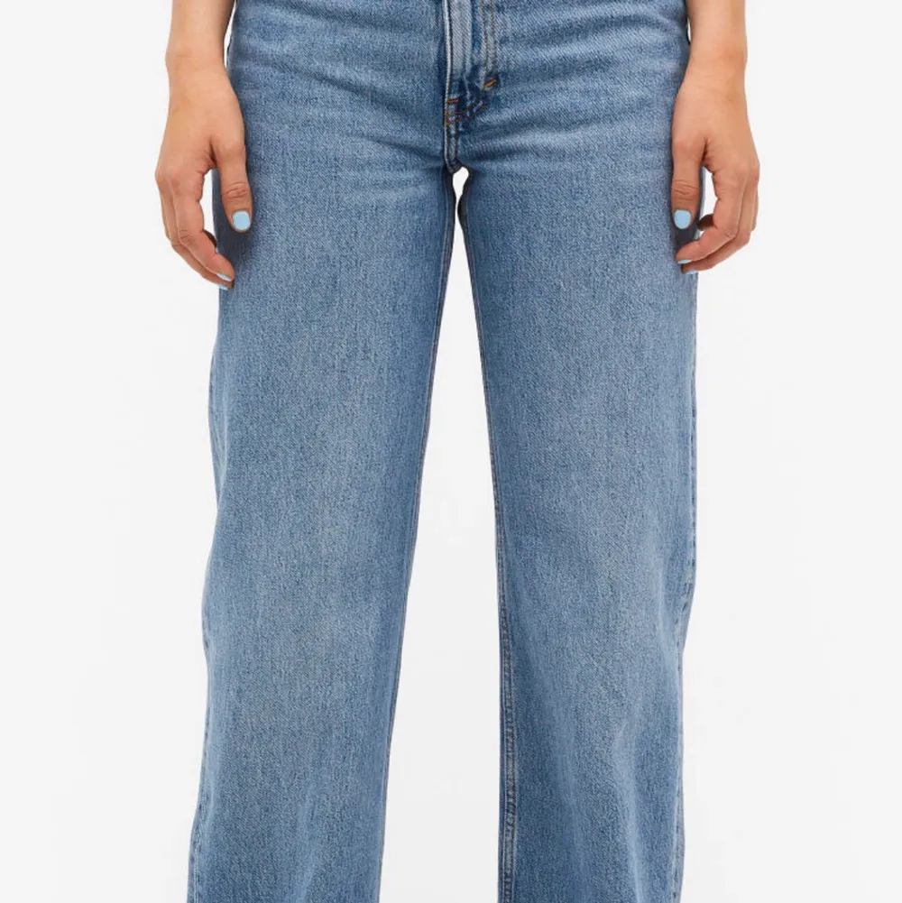 Blåa jeans från Monki, vida/breda vid benen. Jeans & Byxor.