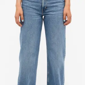 Blåa jeans från Monki, vida/breda vid benen