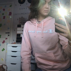 Champion hoodie  - Säljer denna fina rosa champion hoodie. Fint skick men har en pytteliten fläck(andra bilden), säljer pga att den inte kommer till användning. Om annan frakt önskas fixar jag det.