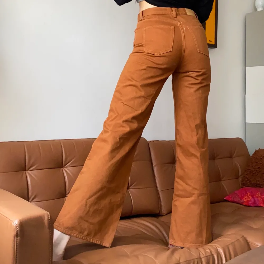 Orange Jeans från Monki. Tror att modellen är Yoko, storleken är w28 och nypris var 400kr. Priset är exklusive frakt. . Jeans & Byxor.