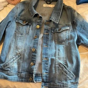 Jeans jacka  - Säljer denna jättefina jeans jackan kanot använd för fler bidler eller frågor kontakta❤️❤️