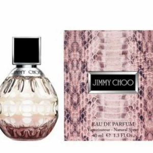 Jimmy Choo parfym  - Aldrig använd, då den inte är min typ av doft men tycker verkligen den luktar gott! Jimmy Choo Eau de Parfum doftar av orkidé, söt kola och indonesisk patchouli. Resultatet är en sensuell och feminin doft inspirerad av elegans, glamour och den moderna kvinnan. En riktig sexig parfym skulle jag säga. Köpt för 575. Buda från 200 kr. Köparen står för frakt. 