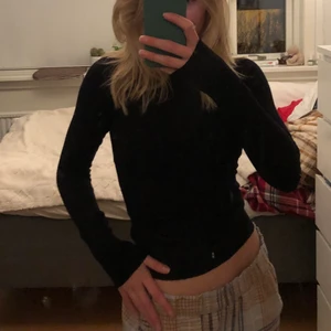 Gina tricot tröja - Basic och fin tröja, ribbad och liten turtleneck💗💗vet inte exakt vad frakt kostar men det går såklart o lösa❤️❤️