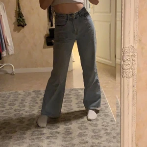 Raka jeans - Supersnygga ljusblå raka/breda jeans!! Använda 2 gånger så i absolut nyskick!!😍🤩💙