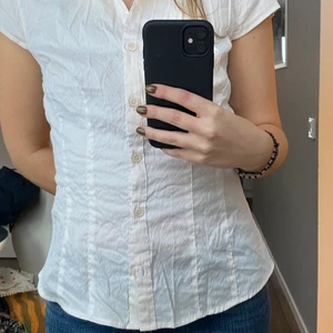 Kortärmad skjorta  - Jättefin kortärmad skjorta inför sommaren, köpt på hm. Jag säljer då det inte riktigt är min stil längre:) skjortan är vit men har beige liknande kritsträcksmönster. Köparen står för frakten men jag kan också mötas upp i Stockholm!💜💞☺️