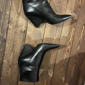 Ysl skor med klack. Skinn storlek 37  - Nästintill oanvända. Supercoola YSL skor i svart skin. Köptes i Danmark för ca 1 år sen. Använt sparsamt då skon upplevs en aning för lite. Jag har storlek 37 och dessa är storlek 37, men upplevs som storlek 36. Har du storlek 35/36 då är dessa värt att köpa. Så trist att behöva sälja då jag älskar dem. Nyköp ca 6000kr. Ditt pris idag 2000kr. Tyvärr finns ej kvittot kvar 