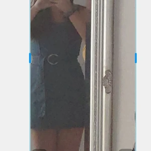 Jeansklänning!!  - Säljer min fina klänning i jeansmaterial för att den blivit för kort. Storleken är jättekonstig, den är i strl 44, nu har jag 40/42 och den är för liten, när jag köpte den brukade jag ha 38 och då passade den perfekt, så skulle säga att den passar 38/40