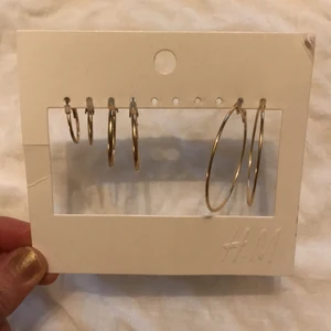 Örhängen - Tre par örhängen från hm . Pris 40 kr 