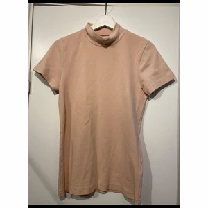 T-shirt  - Gammalrosa/babyrosa  T-shirt med polo krage. Stilren och fin i mycket bra skick ! 